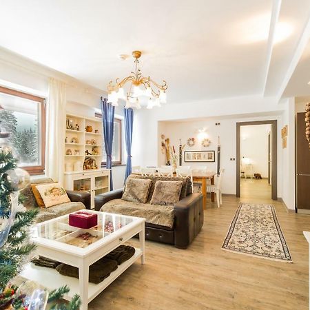 Charming 3-Bedroom Apartment ポイアナ・ブラショフ エクステリア 写真
