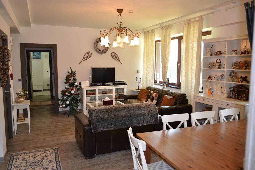 Charming 3-Bedroom Apartment ポイアナ・ブラショフ エクステリア 写真