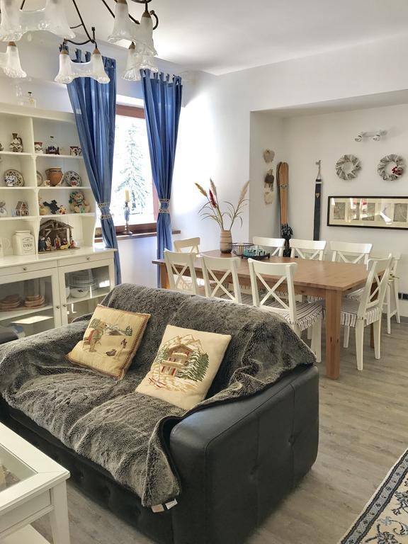 Charming 3-Bedroom Apartment ポイアナ・ブラショフ エクステリア 写真