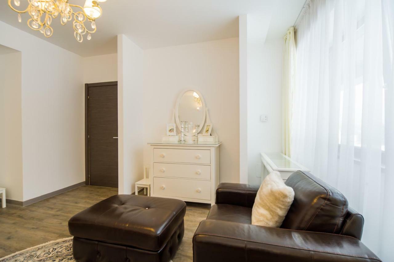 Charming 3-Bedroom Apartment ポイアナ・ブラショフ エクステリア 写真