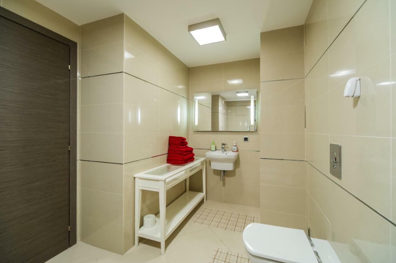 Charming 3-Bedroom Apartment ポイアナ・ブラショフ エクステリア 写真